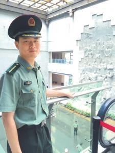 受阅训练错过儿子出学校宣传栏生 他给孩子取名“止戈”