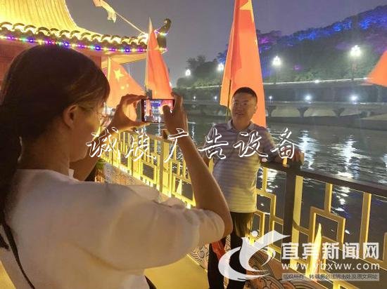 宜宾三江游船成热门“垃圾分类亭打卡地” 吸引上千游客体验
